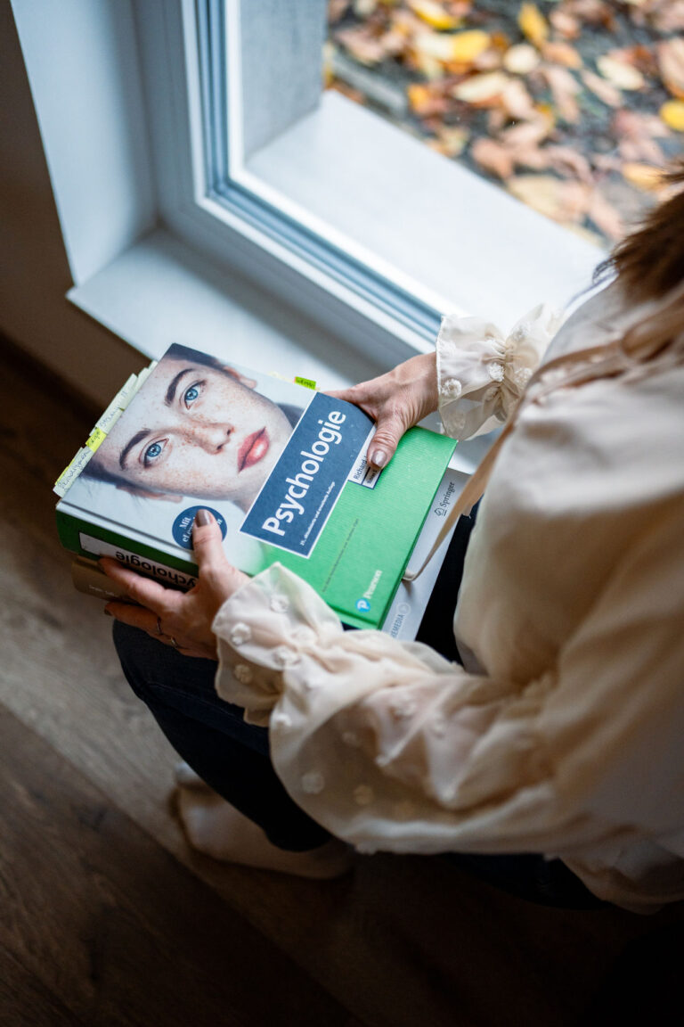 Psychologie-Fachbücher am Fenster
